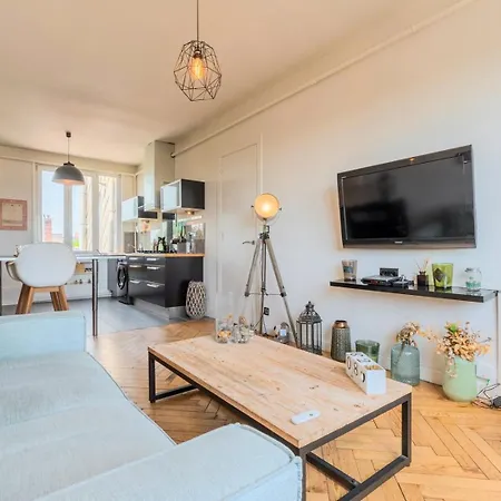 Charming One Bedroom In Apartment *